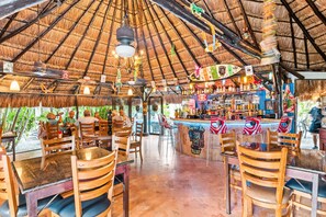 Se sirven desayunos; con vista a la alberca