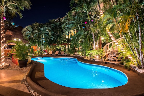 2 albercas al aire libre, sombrillas en la alberca y camastros