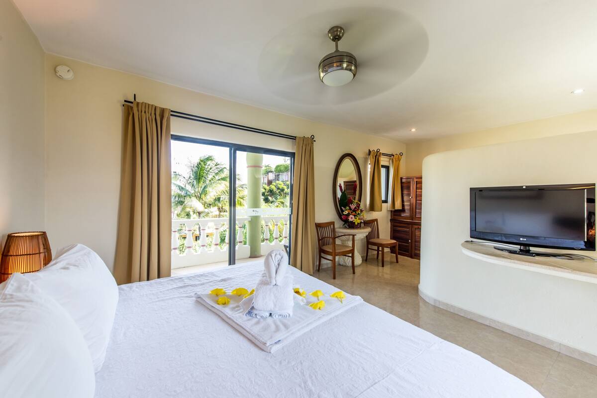 Deluxe Room, 1 King Bed, Pool View | Pillow-top beds, in-room safe, blackout curtains, free WiFi