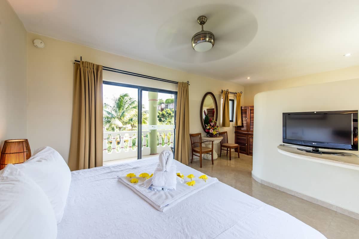 Deluxe Room, 1 King Bed, Pool View