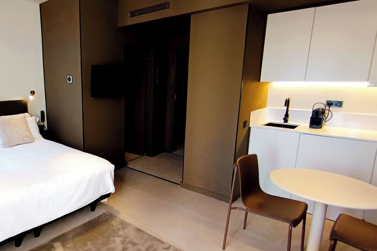 Studio Confort, terrasse, dans la tour | Couette en duvet, coffre-fort, bureau