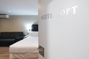 Down duvets, in-room safe, desk, laptop workspace - Senator Barcelona Apartments (Barcelona)