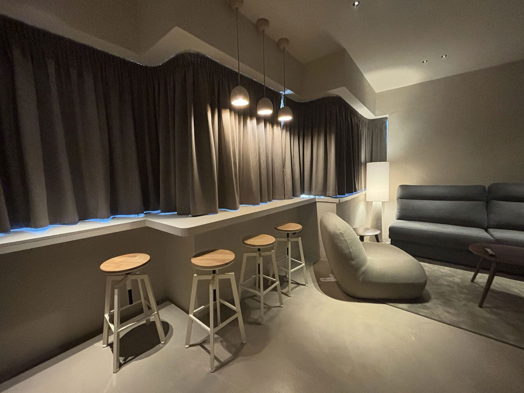 高級公寓, 1 間臥室, 高層 | 起居區 | 42-吋平面電視，提供衛星頻道