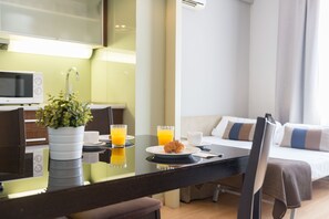 Down duvets, in-room safe, desk, laptop workspace - Senator Barcelona Apartments (Barcelona)