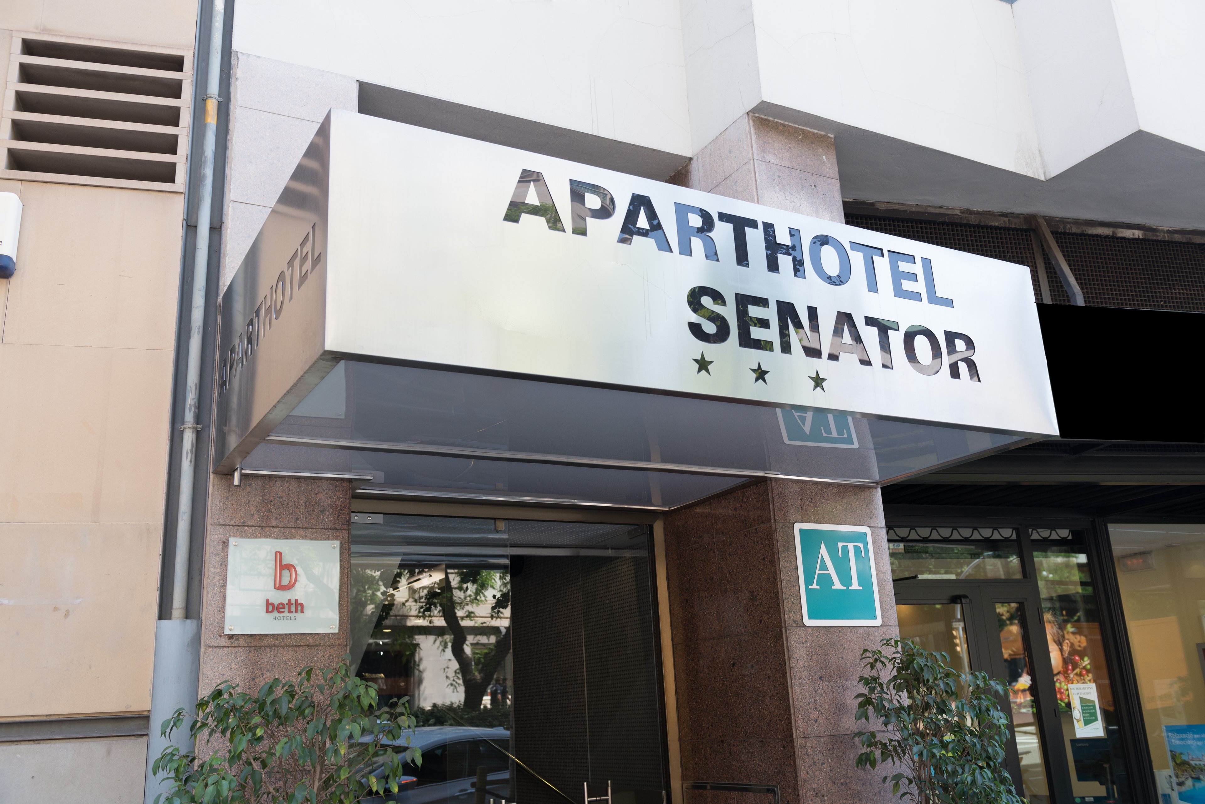 La façade de l’hôtel-résidence Senator, avec une enseigne indiquant qu’il fait partie de la chaîne Beth Hotels.