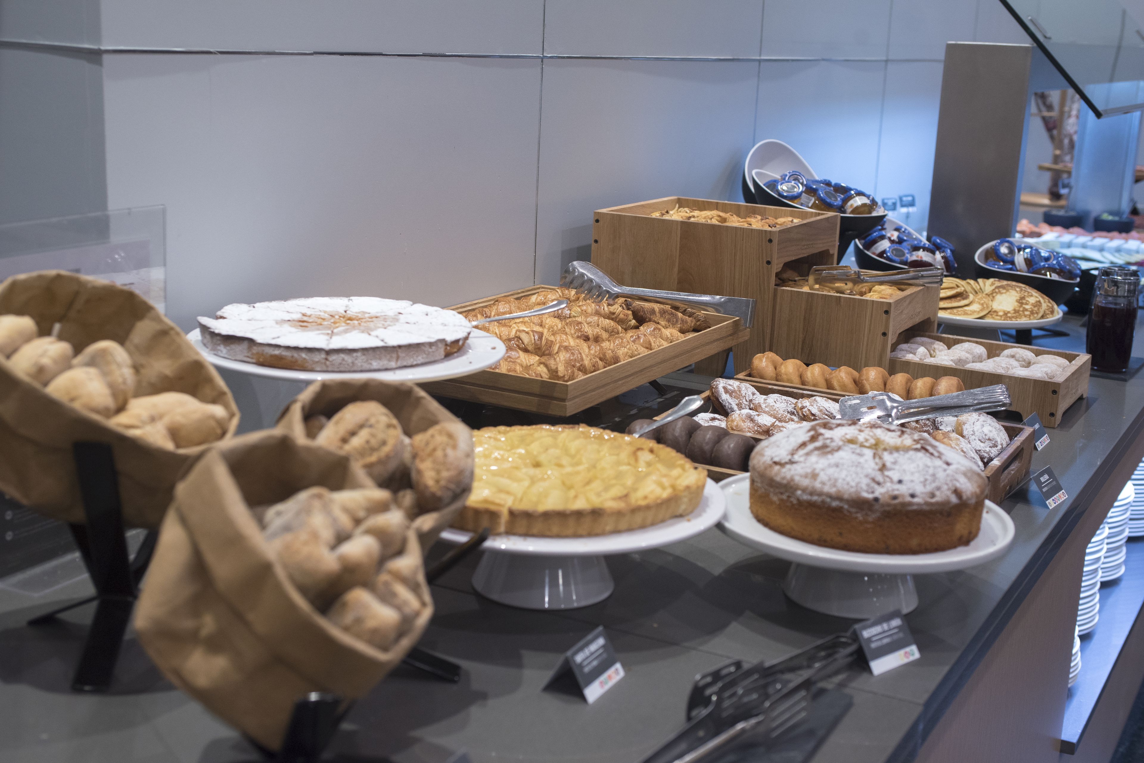 Una vitrina de pastelería con diversos pasteles y tortas.