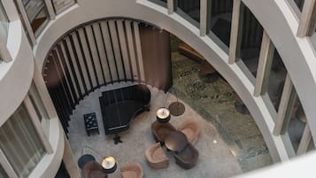 Habitación Atrium | Minibar, in-room safe, laptop workspace, blackout drapes