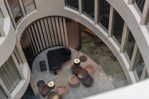 Habitación Atrium | Minibar, in-room safe, laptop workspace, blackout drapes