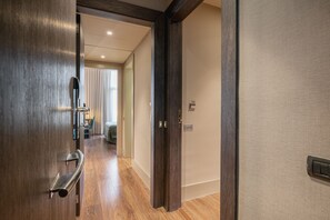 Quarto família, quartos conectados | Frigobar, cofres nos quartos, espaço de trabalho para notebook