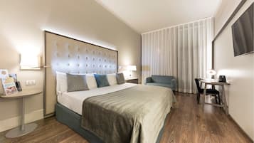 Minibar, värdeförvaringsskåp på rummet och arbetsyta för laptop