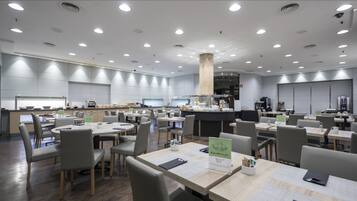 Tägliches Frühstücksbuffet (20 EUR pro Person)