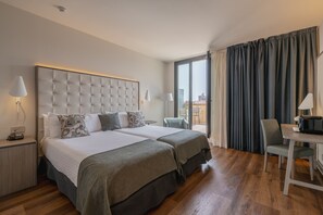 Minibar, két bảo mật tại phòng, khu vực làm việc phù hợp cho laptop 