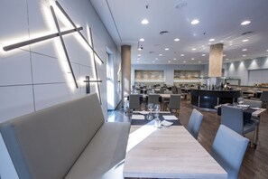 2 restaurantes, é servido café da manhã