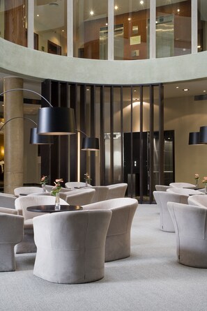 Bar-salon dans le hall