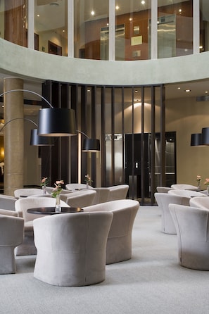 Bar-salon dans le hall