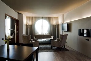 Suite | Minibar, in-room safe, laptop workspace, blackout drapes