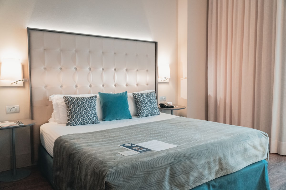 Minibar, in-room safe, laptop workspace, blackout drapes