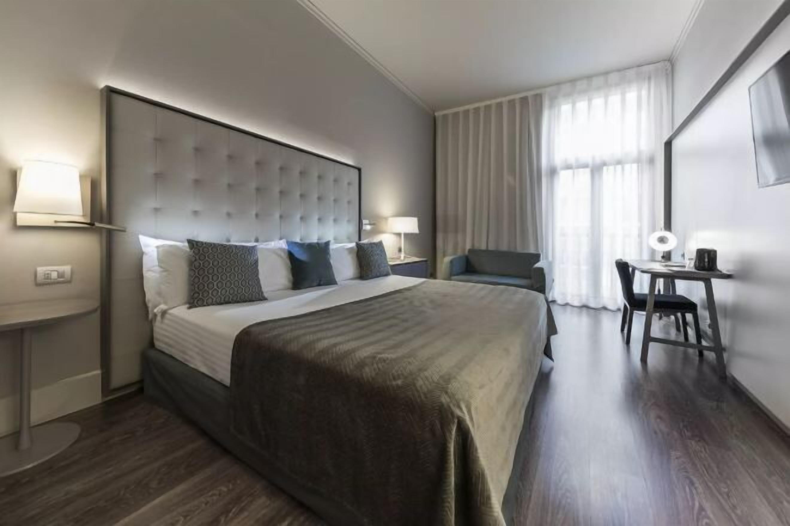 Een minibar, een kluis op de kamer, een bureau, een laptopwerkplek
