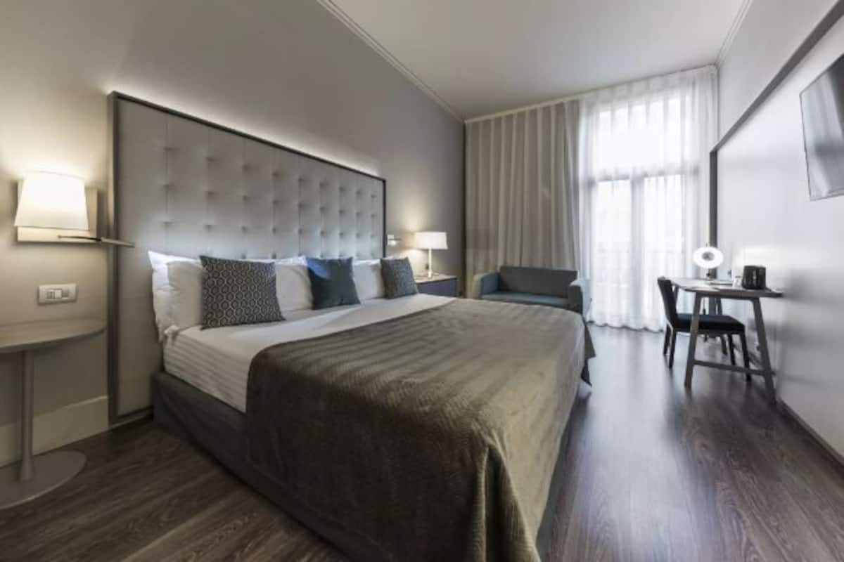 Minibar, caja de seguridad en la habitación y escritorio