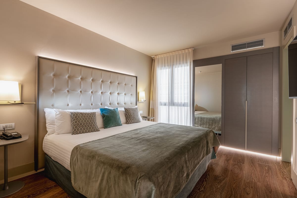 Habitación Atrium | Minibar, in-room safe, laptop workspace, blackout drapes