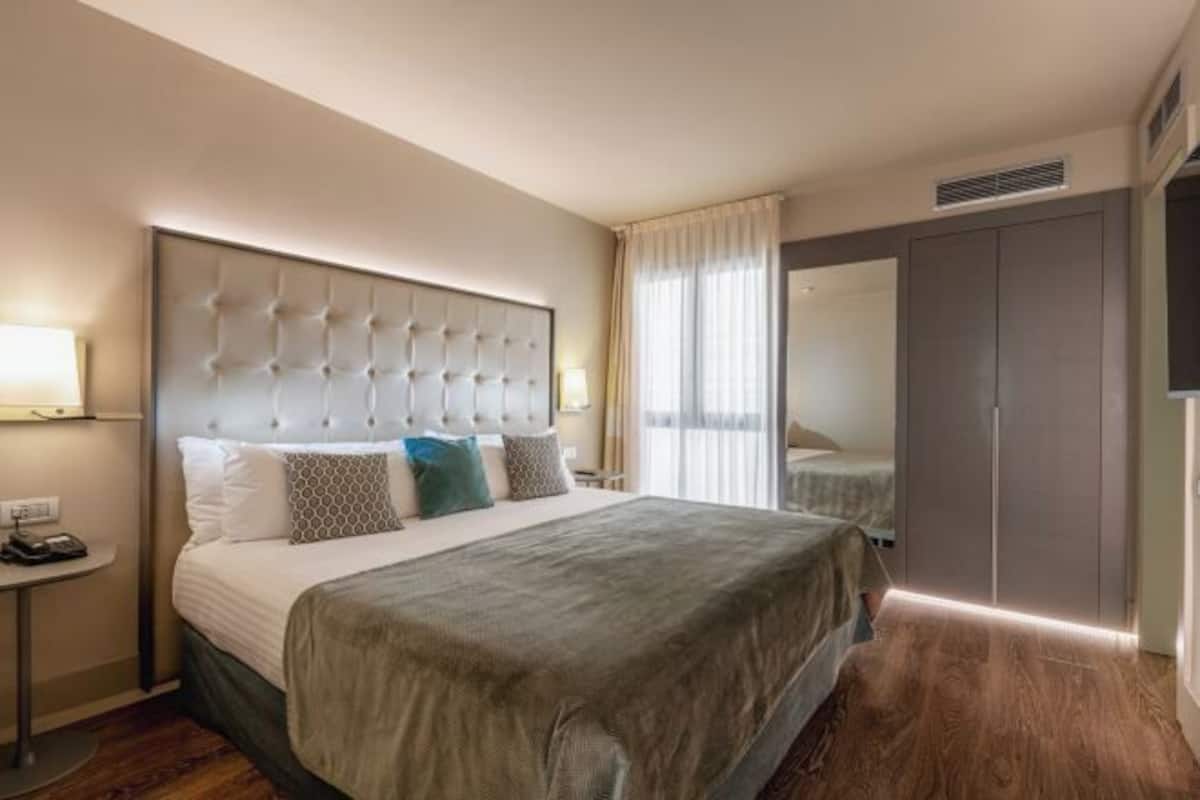 Minibar, caja de seguridad en la habitación y escritorio