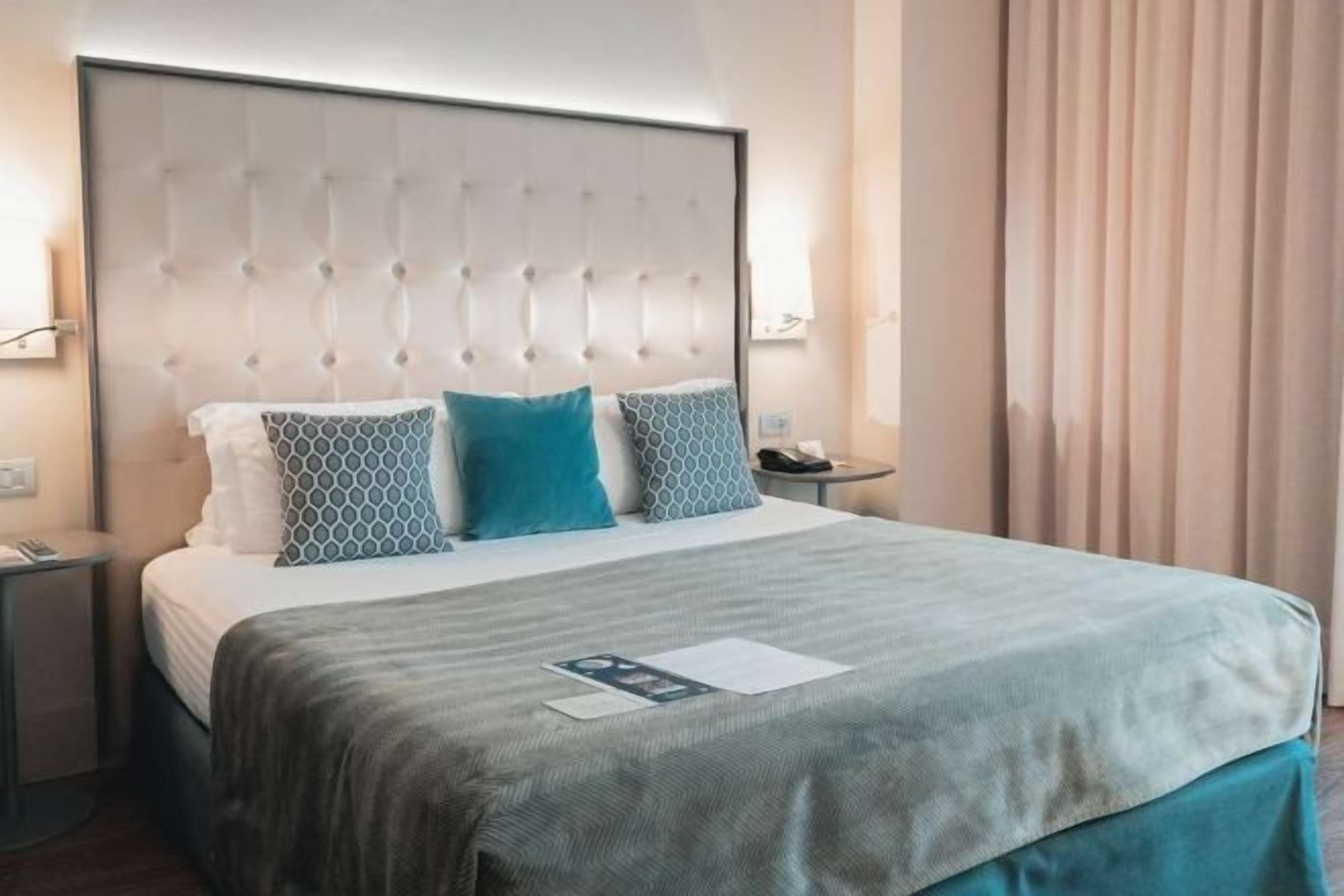 Een minibar, een kluis op de kamer, een bureau, een laptopwerkplek