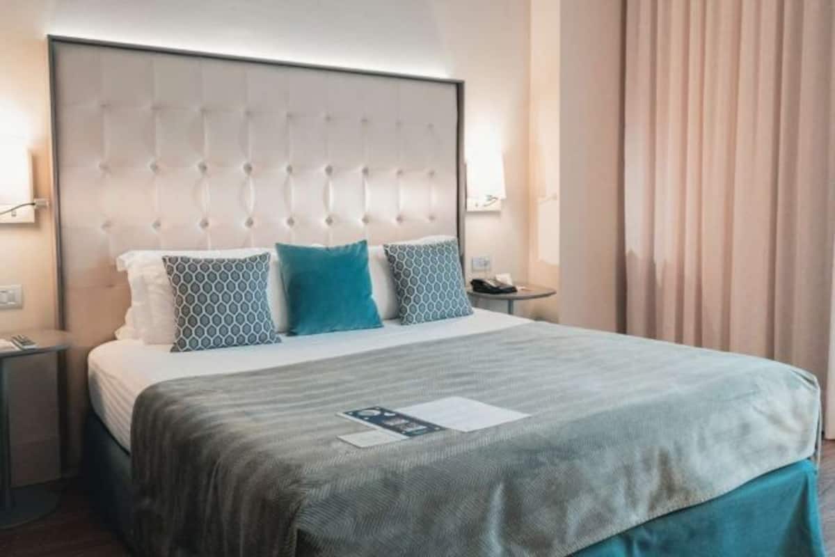 Minibar, caja de seguridad en la habitación y escritorio