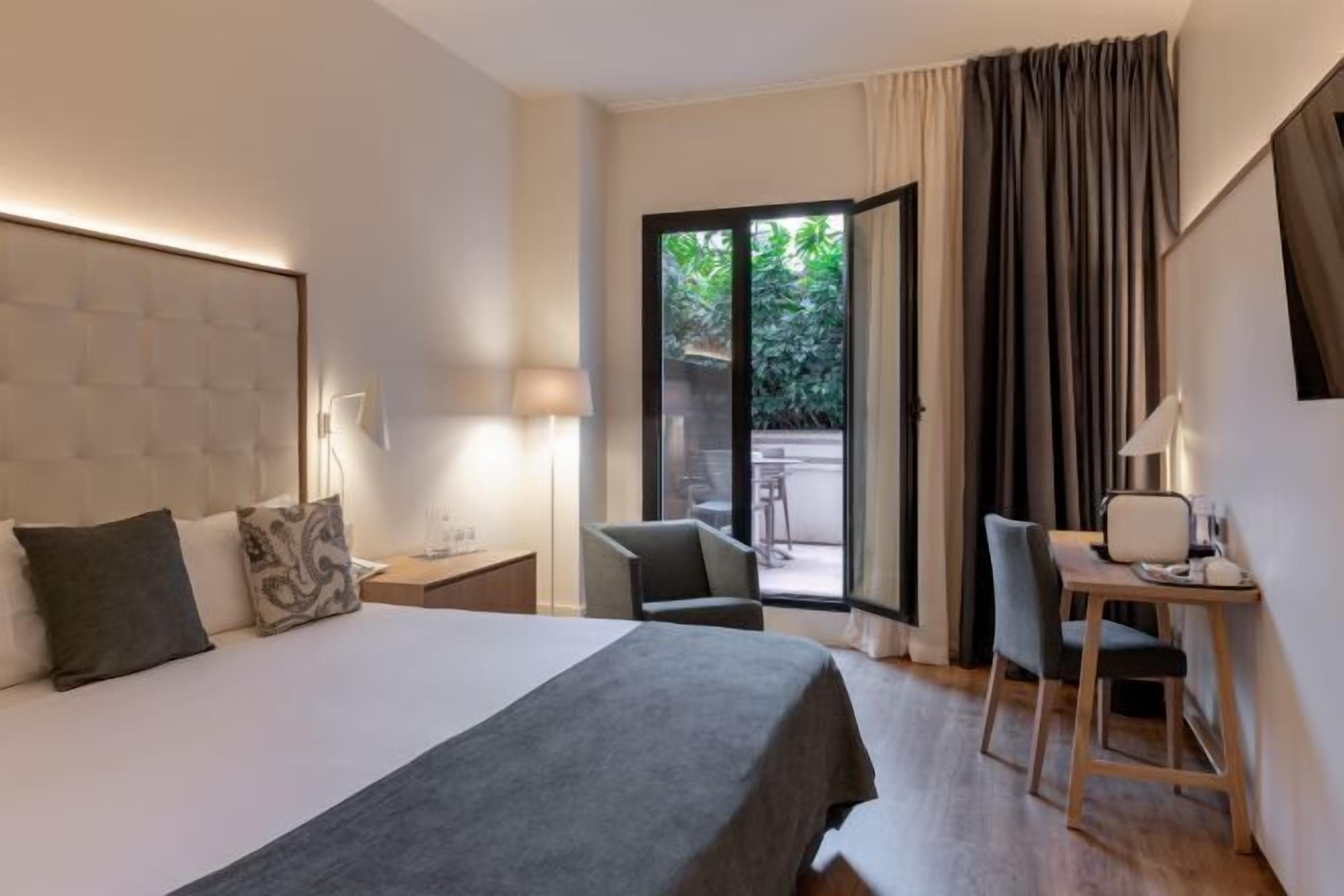 Een minibar, een kluis op de kamer, een bureau, een laptopwerkplek