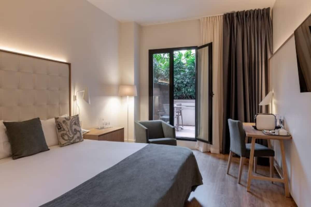 Minibar, caja de seguridad en la habitación y escritorio