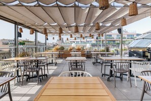 Bar au bord de la piscine