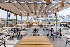 Bar au bord de la piscine