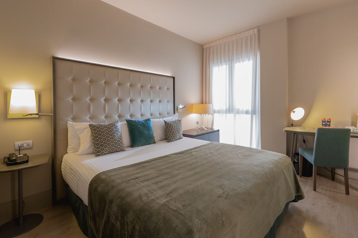 Minibar, in-room safe, laptop workspace, blackout drapes