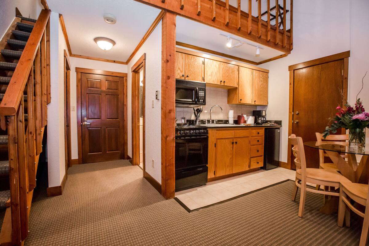 deluxe loft, kitchen | 1 bedroom, premium bedding, desk, iron/ironing board