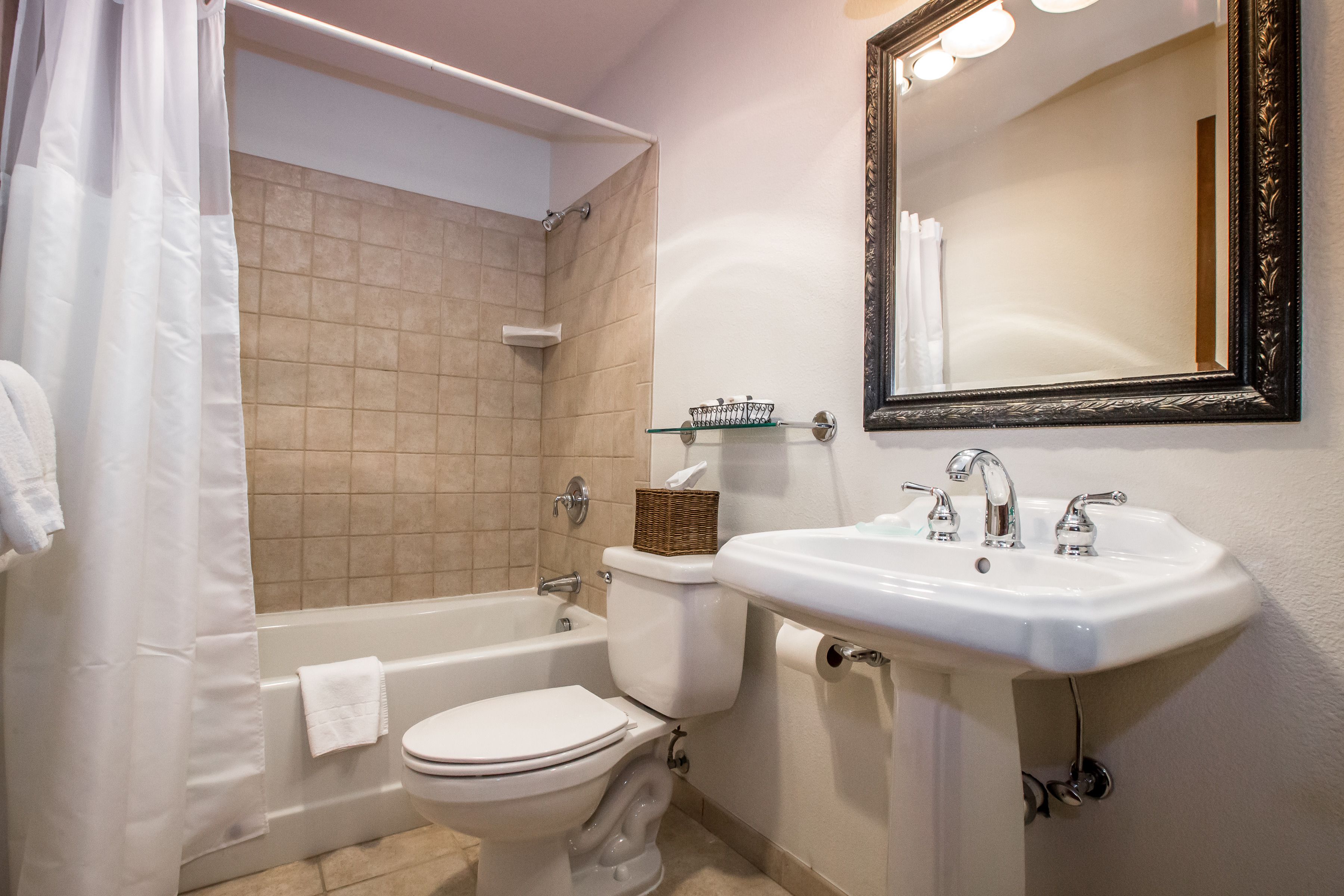 triple room | bathroom | combined shower/bathtub, deep-soaking bathtub, free toiletries