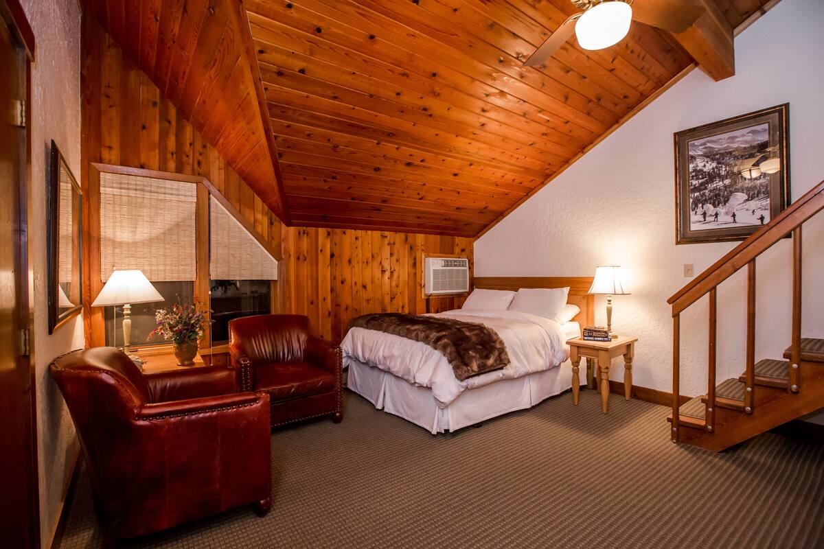 Premium bedding, desk, iron/ironing board, free WiFi