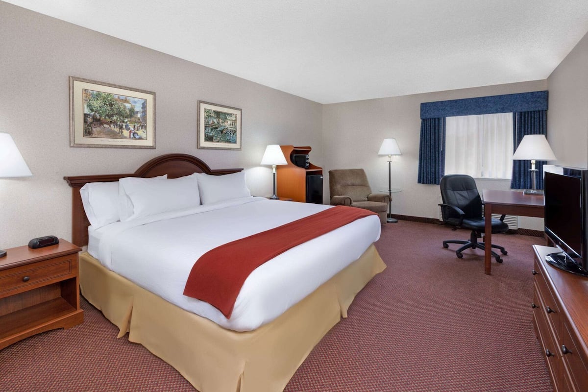 Pillow-top beds, desk, iron/ironing board, free cots/infant beds