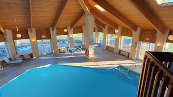 Piscina coperta, con ingresso dalle 08:00 alle 22:00, lettini