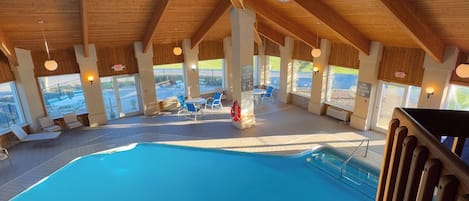 Alberca techada, acceso de 08:00 a 22:00, y camastros