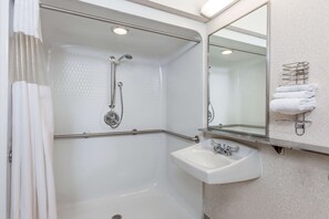 Duschwanne, kostenlose Toilettenartikel, Haartrockner, Handtücher