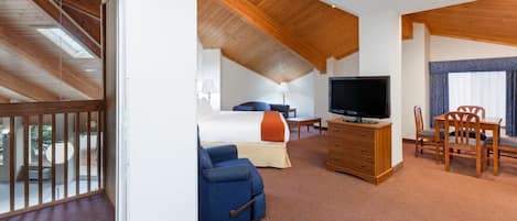 Suite Eksekutif, 1 Tempat Tidur King, Bebas Asap Rokok | Bantalan ekstra lembut, meja kerja, dan setrika/meja setrika