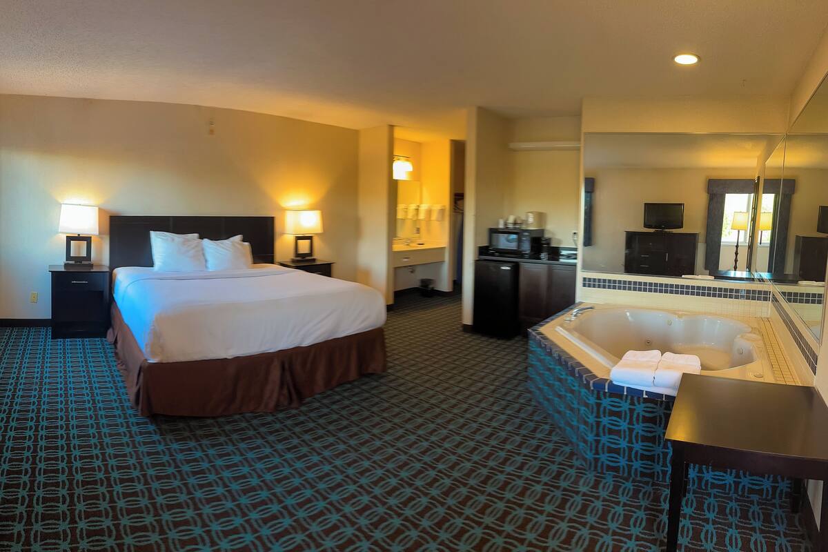Suite, 1 King Bed, Non Smoking | Pillowtop beds, desk, iron/ironing board, cribs (free)