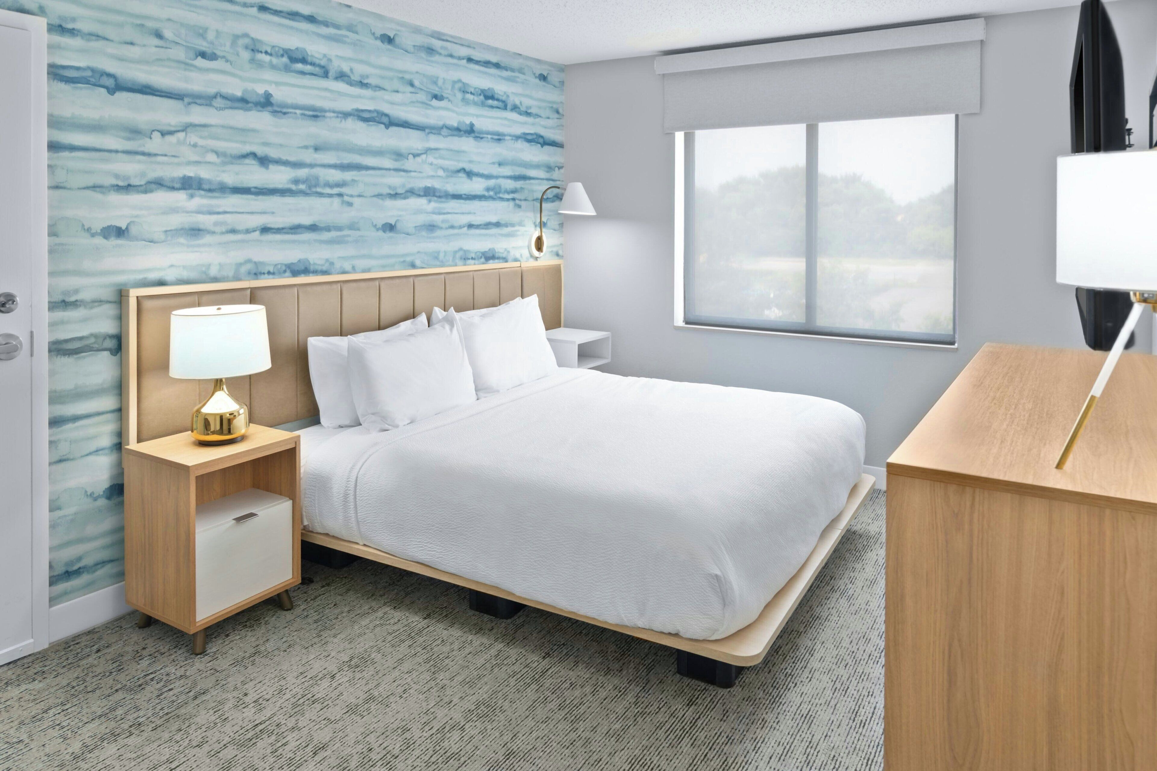 Suite, 1 kamar tidur | Seprai premium, brankas, meja kerja, dan setrika/meja setrika