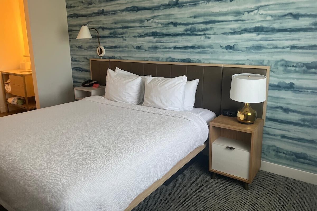 Premium bedding, in-room safe, desk, iron/ironing board