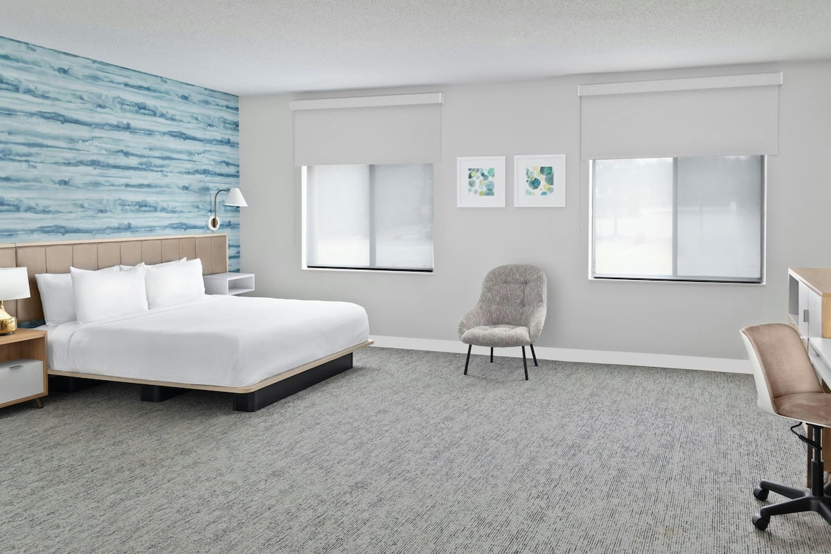 Studio, 1 King Bed with Sofa bed, Non Smoking | Premium bedding, in-room safe, desk, iron/ironing board