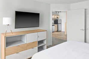 Suite, 1 habitación | Ropa de cama de alta calidad y caja de seguridad en la habitación