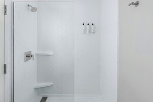 Studio, 1 King Bed with Sofa bed | Bathroom | Combined shower/tub, free toiletries, hair dryer, towels