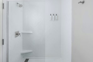 Studio, 1 suuri parisänky ja vuodesohva | Kylpyhuone | Suihkun ja ammeen yhdistelmä, ilmaiset hygieniatuotteet, hiustenkuivaaja