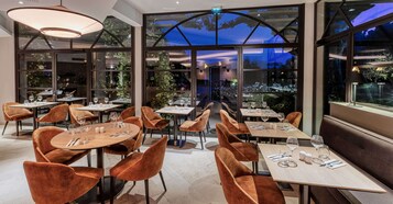 Se sirven desayunos, almuerzos y cenas; cocina francesa