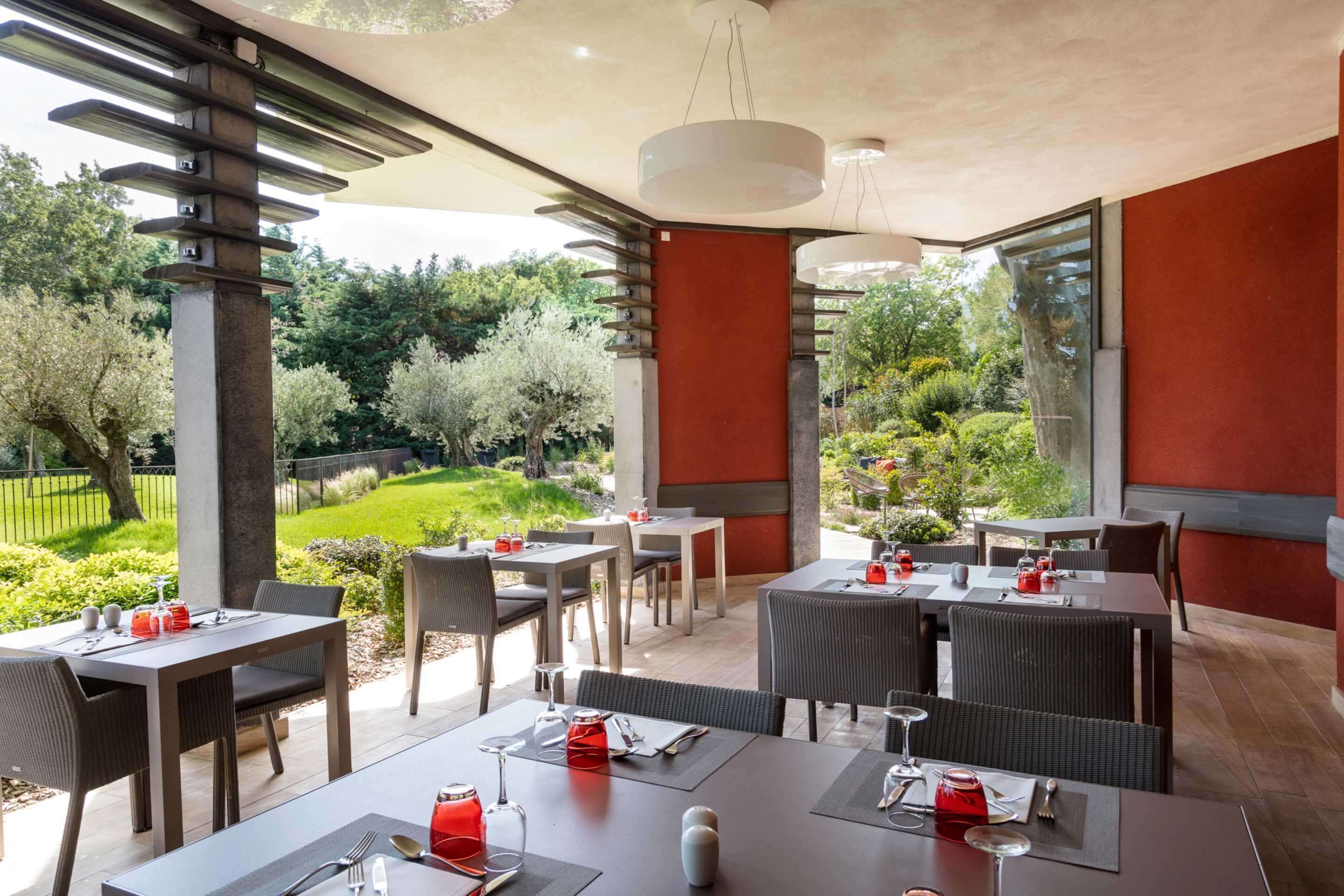 Serveert ontbijt, lunch, diner, Franse gerechten 