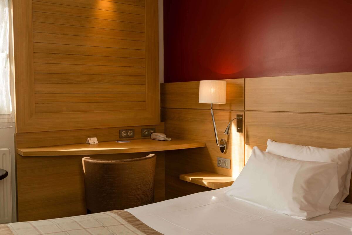 premium bedding, select comfort beds, in-room safe, desk